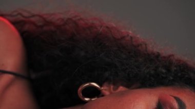Afro saçlı ve parlak makyajlı esmer bir kadının portresi. Yavaş Hareket