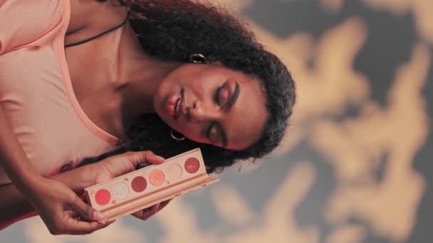 Junge Attraktive Modell Zeigt Eine Reihe Von Kosmetika Zeitlupe Studioaufnahme — Stockvideo