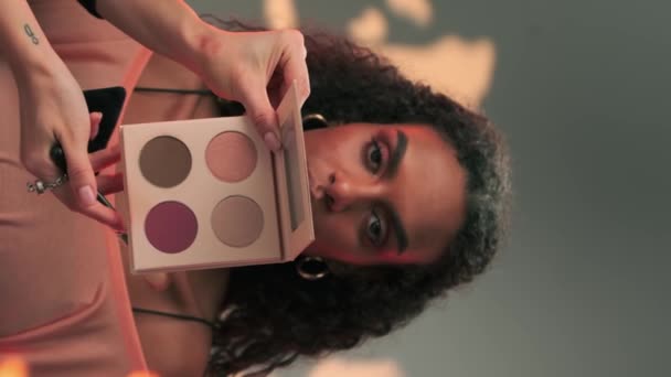 Professionell Makeup Artist Applicerar Makeup Ansiktet Ung Modell Slow Motion — Stockvideo