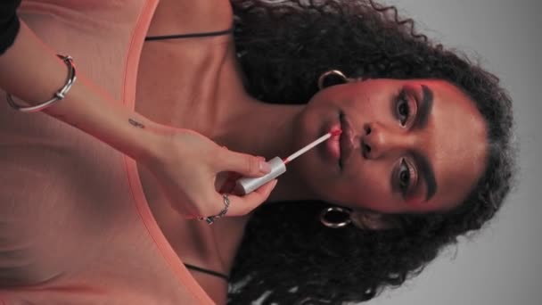 Maquilleuse Appliquant Rouge Lèvres Sur Les Lèvres Jeune Mannequin Séduisant — Video