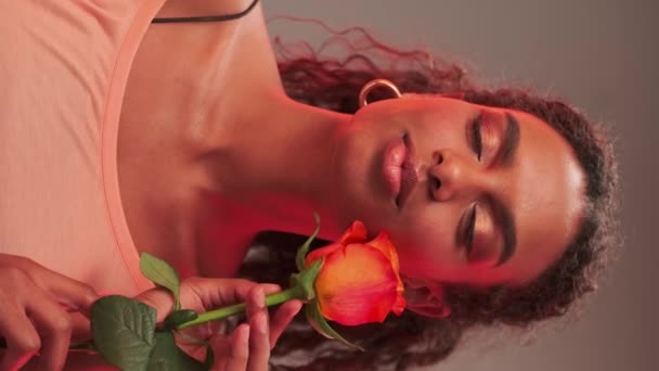 Egy Fiatal Portréja Afro Frizurával Fényes Sminkkel Egy Rózsa Virágot — Stock videók