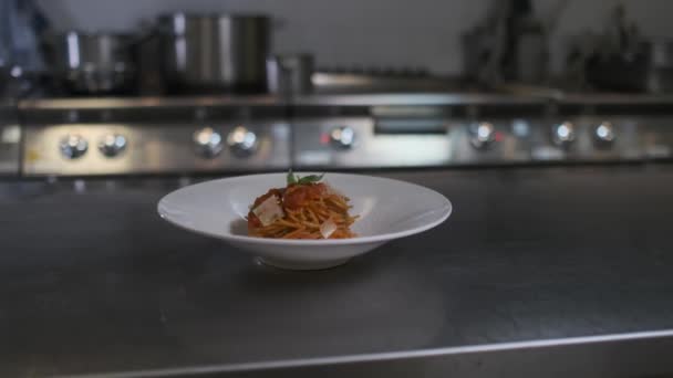 Chef Kok Serveert Pastagerechten Keuken Van Een Duur Hotel Geeft — Stockvideo
