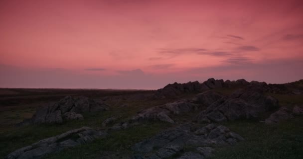 Вид Скелясті Пагорби Кущами Травою Небо Похмурого Заходу Сонця Режимі — стокове відео