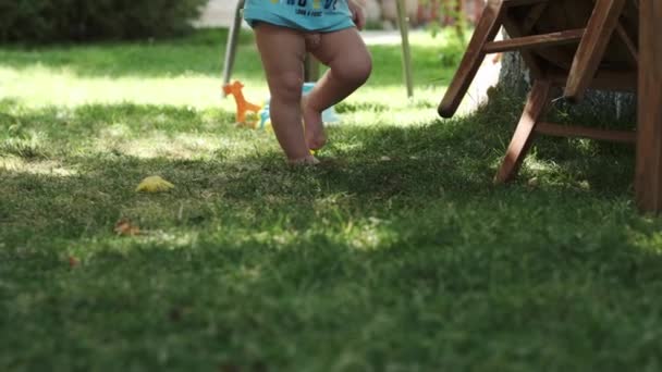 Mały Chłopiec Koszulce Bez Spodni Chodzi Boso Trawie Placu Zabaw — Wideo stockowe