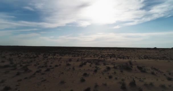 ドノンは曇った日に砂漠の砂丘を飛ぶ エアリアルビュー — ストック動画
