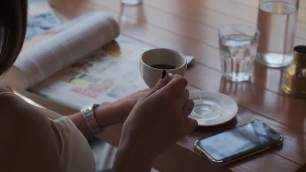 Młoda Kobieta Jasnej Letniej Sukience Pijąca Kawę Białego Kubka Czytając — Wideo stockowe
