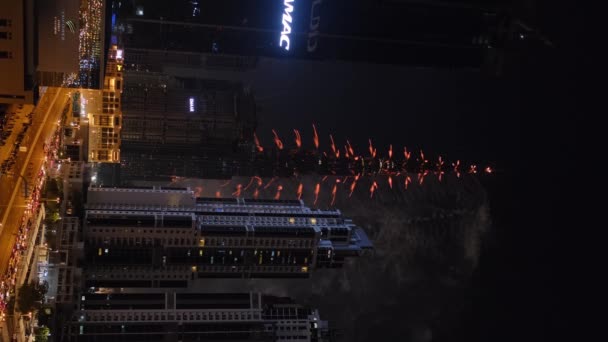 Függőleges Lövés Dubai Felhőkarcoló Alatt Újévi Tűzijáték Lassú Mozgás — Stock videók