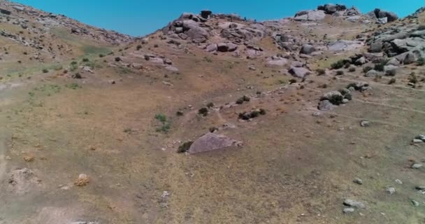 Drone Flies Rocky Hills Surrounded Mountains Cloudless Day Aerial View — Stock Video