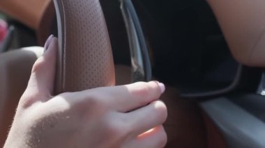 Pahalı bir spor araba süren genç bir kadın. Yavaş Hareket