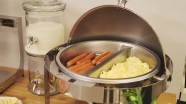 Kahvaltı masası küçük bir otelde hazırlanır. Soslar, yoğurt, salatalar, soslar, içecekler. Kapat, Yavaş Hareket.