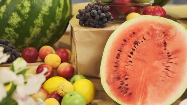 Ontbijttafel Een Klein Hotel Vruchten Watermeloenen Bananen Trage Beweging Close — Stockvideo