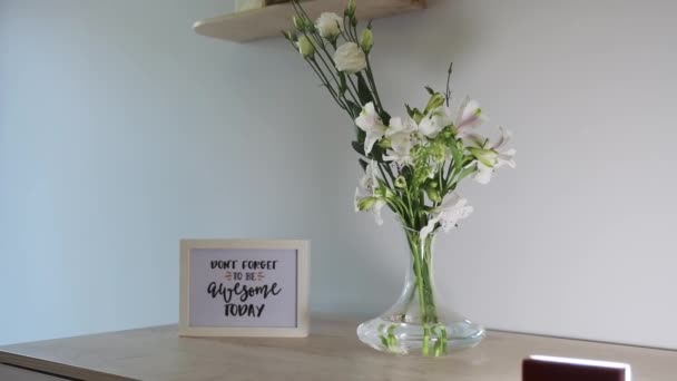 Sebuah Kartu Pos Dan Vas Kaca Dengan Bunga Atas Meja — Stok Video