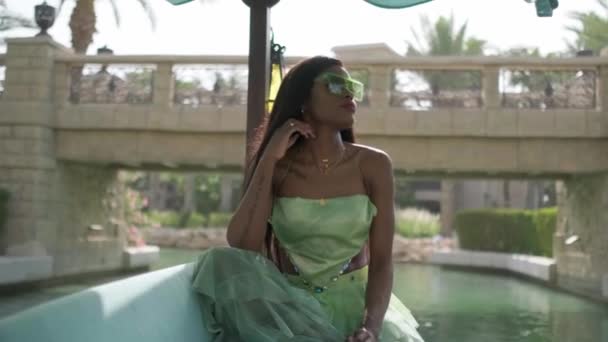 Relajada Mujer Interracial Vestido Sienta Proa Barco Que Pasa Través — Vídeo de stock