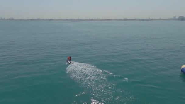 Dron Sobrevuela Hombre Navegando Tablero Papel Aluminio Eléctrico Mar Abierto — Vídeos de Stock