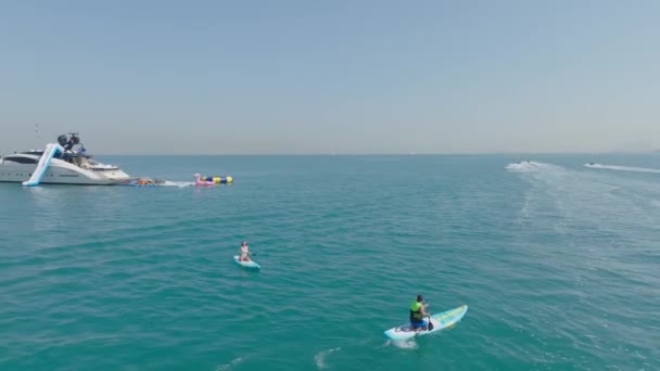 Dubai Uea 2023 Sebuah Pesawat Tak Berawak Terbang Atas Sepasang — Stok Video