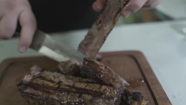 厨师用刀在切菜板上切碎熟肉 慢动作 — 图库视频影像
