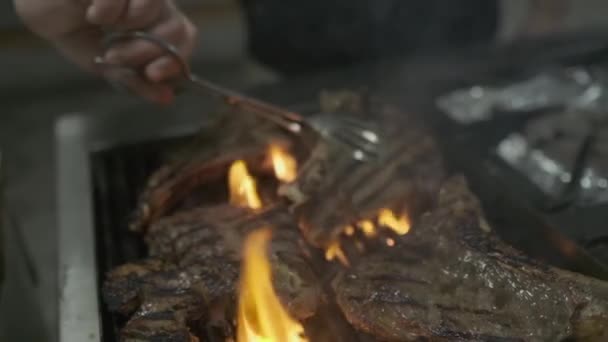 Chef Toca Voltea Trozos Carne Parrilla Cámara Lenta Primer Plano — Vídeo de stock