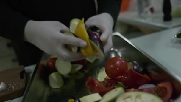 白を基調としたシェフが 野菜を両手で器に切ってかきまぜる スローモーション クローズアップ — ストック動画