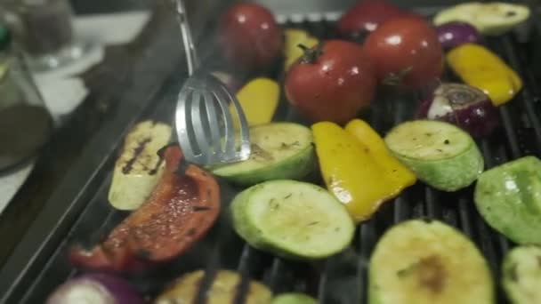 Séf Megfordítja Zöldségeket Amelyek Grillen Sült Fém Fogóval Lassú Mozgás — Stock videók