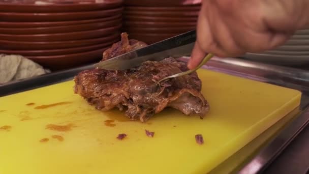 切断板にナイフが付いているピラフのための調理された肉のシェフの切断 クローズアップ スローモーション — ストック動画