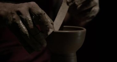 Çömlekçi ustasının elleri çömlekçi çarkında bulaşık üretiminde çalışıyor. Gerçek zamanlı, 4k.