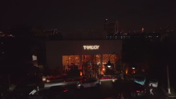 Дрони Літають Навколо Фасаду Нічного Клубу Дубаї Під Вуличним Освітленням — стокове відео