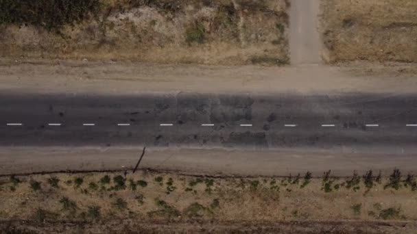 Dron Vuela Sobre Camino Rural Rodeado Estepa Arbustos Coches Diferentes — Vídeos de Stock