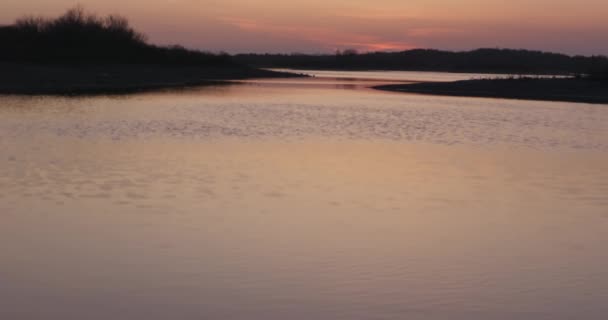 日没時に穏やかな天気の静かな湖 リアルタイムで4K — ストック動画