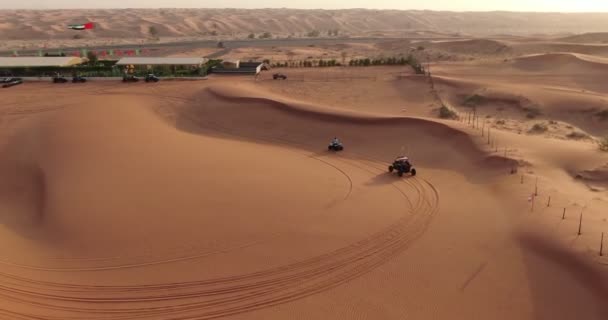 아랍에미리트의 모래에서 훈련중인 Atv 날아가고 있습니다 공중에서 — 비디오