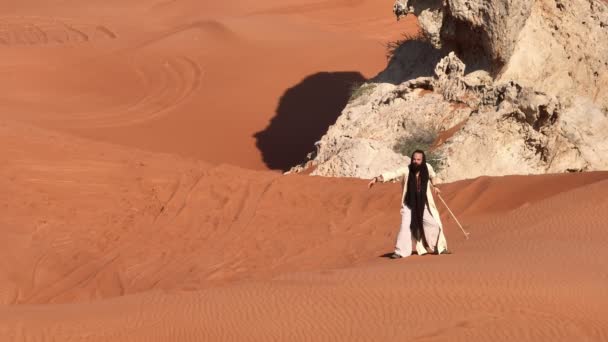 Giovane Barbuto Vestito Sciamano Che Balla Sulla Sabbia Del Deserto — Video Stock