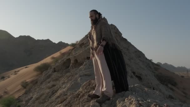 Young Bearded Shaman Prays Backdrop Sunset Sand Dunes Desert Slow — Stock Video