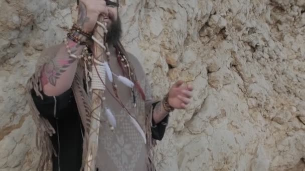 Jovem Barbudo Vestido Como Xamã Com Cajado Suas Mãos Está — Vídeo de Stock