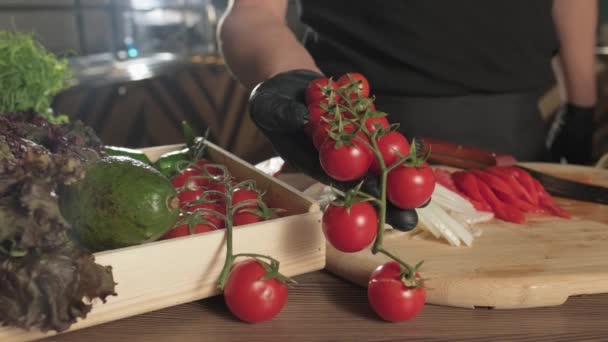 Chef Sosteniendo Montón Tomates Mano Enguantada Primer Plano Cámara Lenta — Vídeo de stock