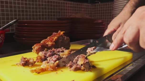 Kuchař Nakrájí Vařené Maso Nožem Prkno Položí Talíř Pilafem Pomalý — Stock video