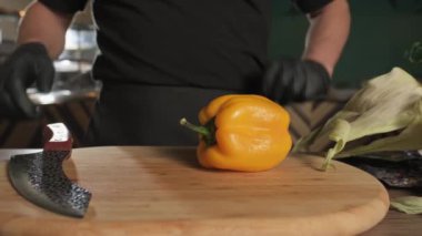 Şef mutfak bıçağıyla tahtayı keserken sarı dolma biber kesiyor. Kapat, Yavaş Hareket.