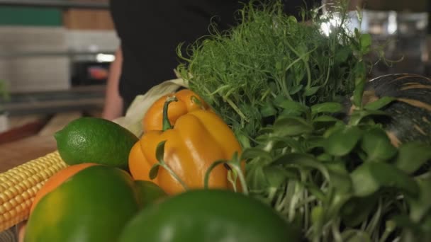 Koch Holt Mit Einer Behandschuhten Hand Eine Gelbe Paprika Aus — Stockvideo