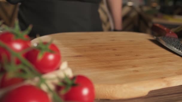 Šéfkuchaři Krájejí Prkno Kuchyni Rajčaty Bylinkami Zeleninou Poblíž Pomalý Pohyb — Stock video