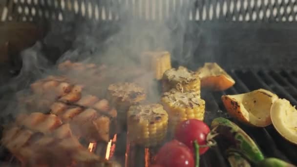 厨师烤鱼 西红柿和蔬菜 慢动作 — 图库视频影像
