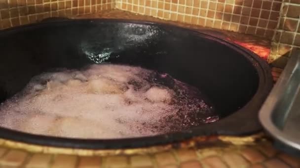 大锅一种用油在火上沸腾的大锅 用来盛皮面包慢动作 — 图库视频影像