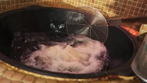 厨师用排开的勺子从油中取出煮沸的肉 慢动作 — 图库视频影像
