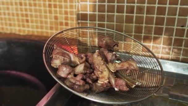 Chef Pone Trozos Carne Con Una Cuchara Ranurada Aceite Hirviendo — Vídeo de stock