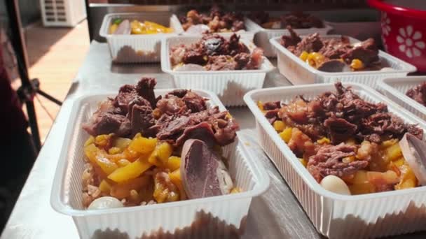 Kocken Lägger Det Tillagade Köttet Plastbehållare Med Uzbekisk Pilaf Närbild — Stockvideo