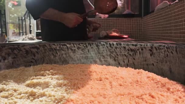 大锅的皮面包与蒸饭 慢动作 — 图库视频影像