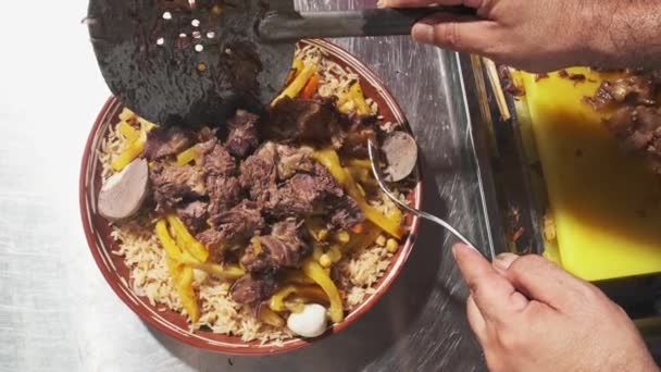 Kocken Lägger Köttet Tallrik Med Pilaf Och Morötter Slow Motion — Stockvideo