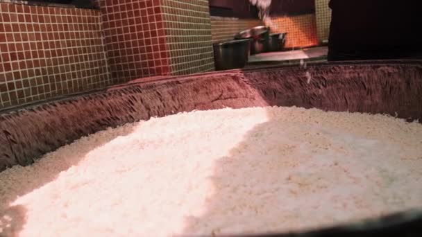 Szef Kuchni Sól Ryżu Dużym Kotle Gotować Pilaf Zamknij Się — Wideo stockowe