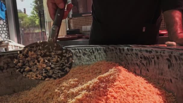 Szef Kuchni Miesza Ryż Łyżeczką Dużym Kotle Pilafowym Slow Motion — Wideo stockowe