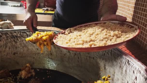 Chef Pone Zanahorias Con Una Cuchara Ranurada Plato Con Arroz — Vídeo de stock
