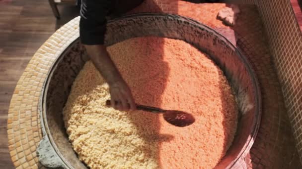 Koki Mengaduk Aduk Nasi Rebus Dalam Kuali Pilaf Besar Dengan — Stok Video
