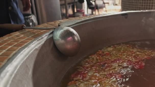Szef Kuchni Miesza Zupę Mięsną Warzywami Dużym Kotle Łyżeczką Slow — Wideo stockowe