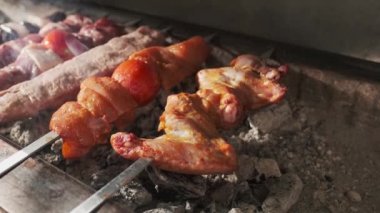 Tavuk, et ve ciğer kebabı açık ızgarada kömürle kızartılır. Yavaş Hareket, Kapat.